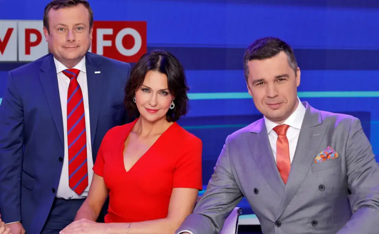 Trzech dziennikarzy i prezenterów TVN w eleganckich strojach, gotowych do rozpoczęcia programu informacyjnego.