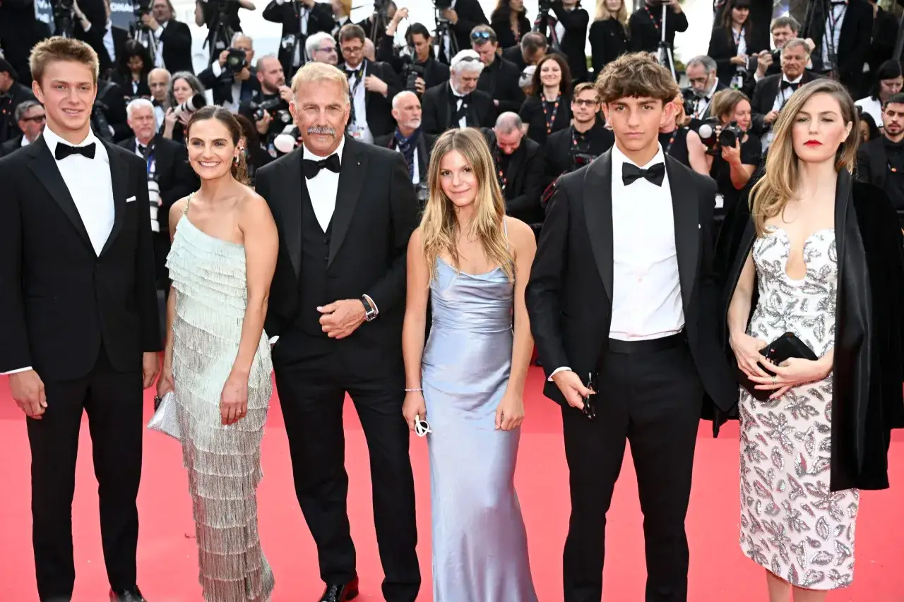 Kevin Costner z dziećmi na czerwonym dywanie.