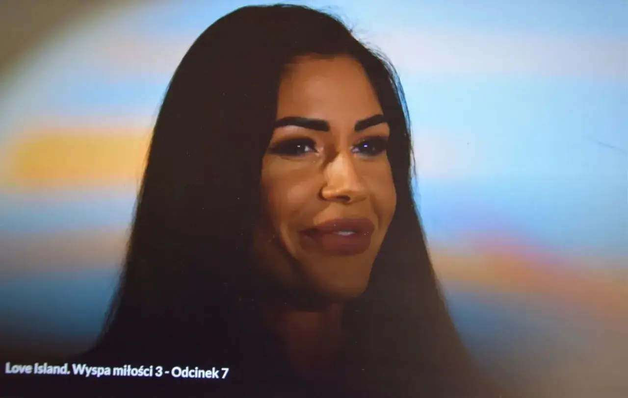 Stella z Love Island, z ciemnymi włosami i makijażem, uśmiecha się lekko.