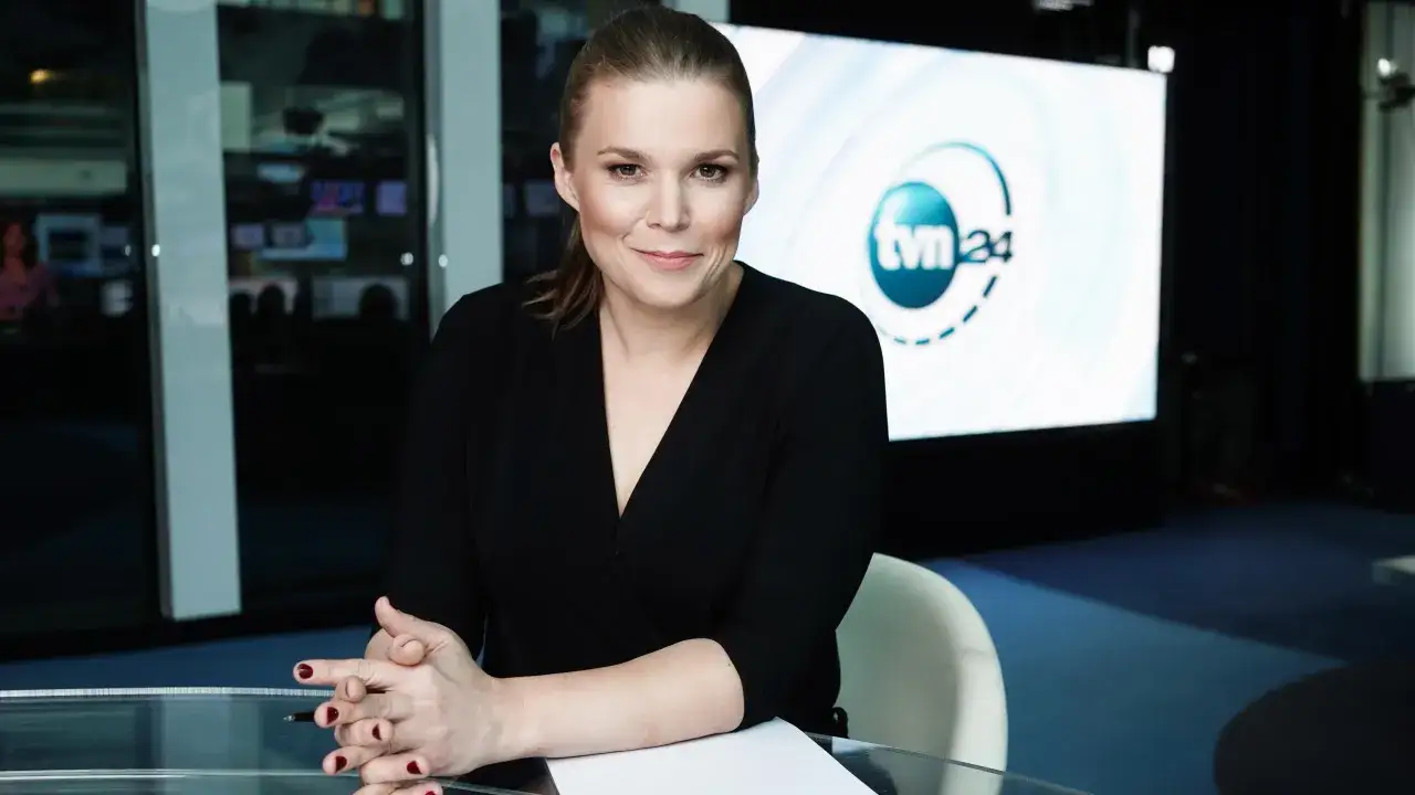 Anna Seremak w studiu TVN24, gotowa do przekazania najnowszych informacji.