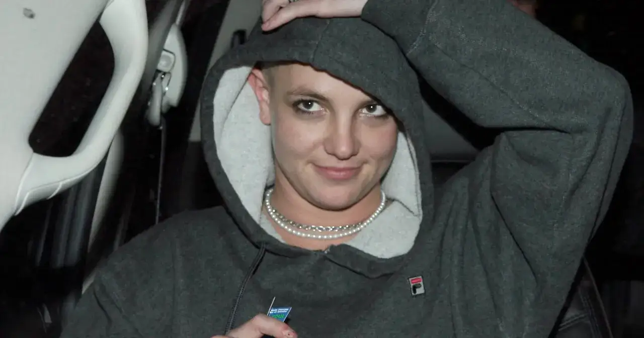 Britney Spears w szarej bluzie z kapturem, z perłowym naszyjnikiem, w trudnym okresie po rozwodzie.