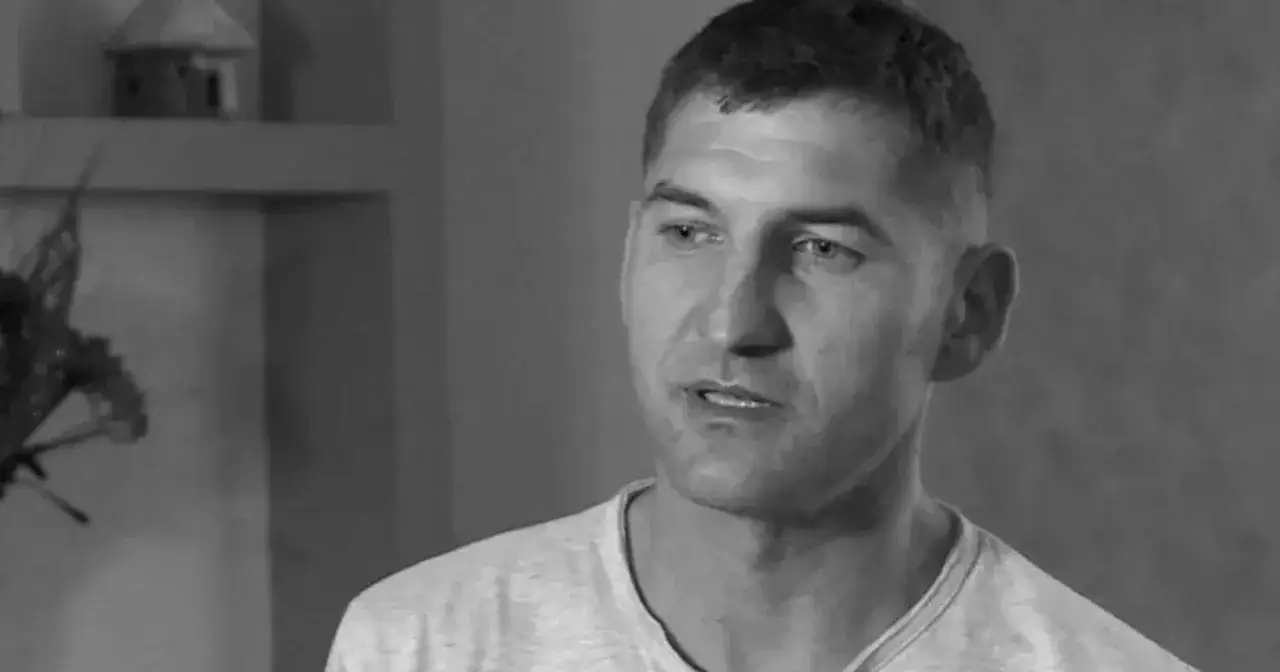 Mężczyzna z krótkimi włosami, w białej koszulce, wygląda jak jeden z