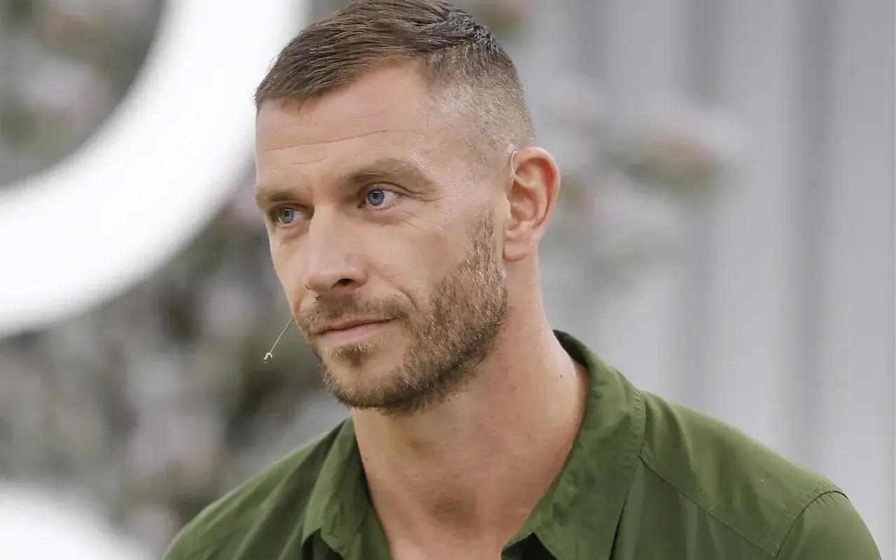 Dariusz Pachut zamyślony, być może myśli o swoich dzieciach.