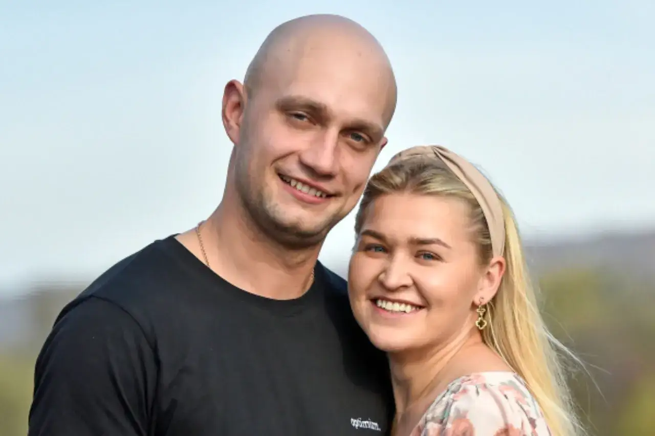 Klaudia z Rolnik szuka żony i jej ukochany uśmiechają się do obiektywu.