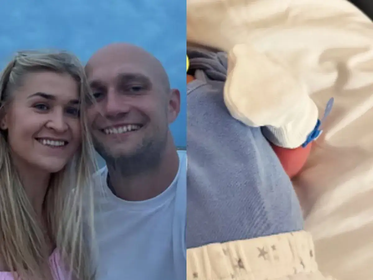 Klaudia z Rolnik szuka żony i jej partner uśmiechają się do zdjęcia. Obok widać malutkie rączki noworodka w białych rękawiczkach.