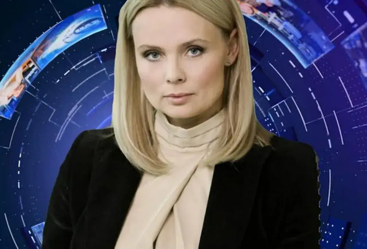 Patrycja Redo Łabędzewska w czarnym żakiecie i beżowym golfie na tle cyfrowego ekranu.