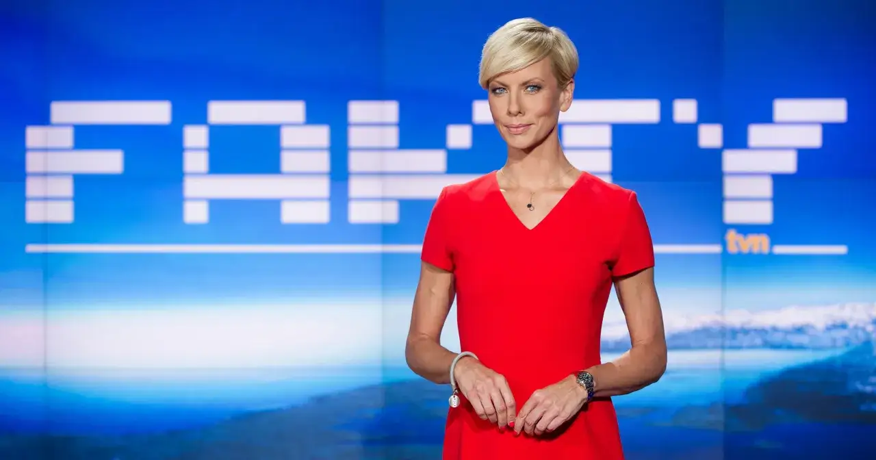 Prezenterka TVN w czerwonej sukience, w tle logo 