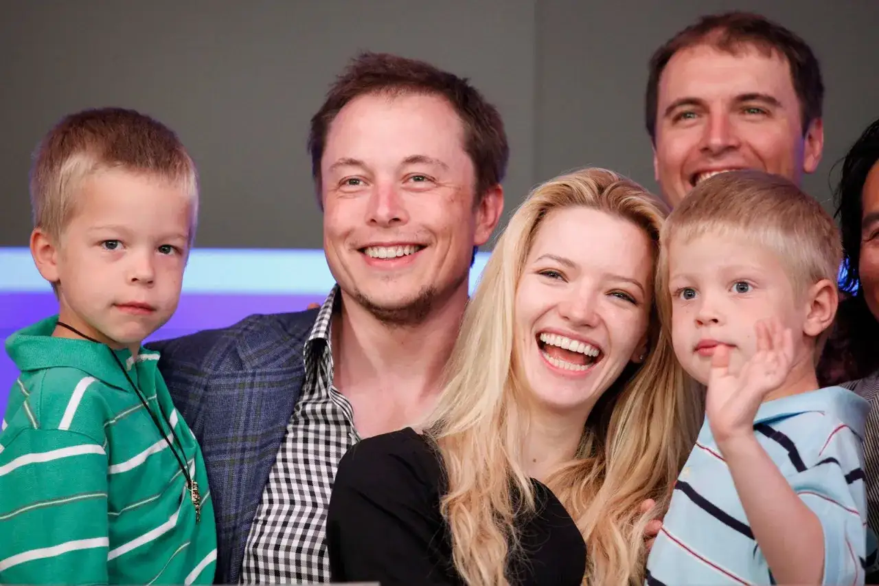 Elon Musk z żoną i dziećmi, uśmiechnięci i szczęśliwi.