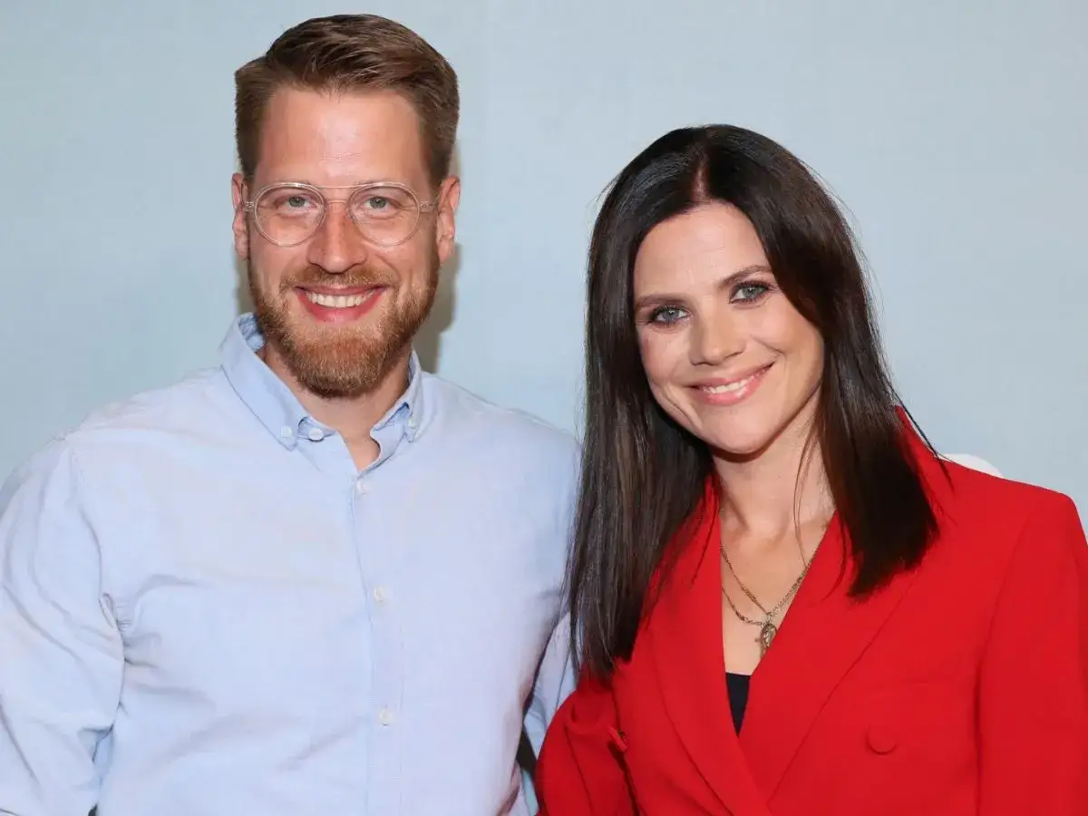 Patrycja Stockinger TTV uśmiecha się do zdjęcia obok mężczyzny w okularach.