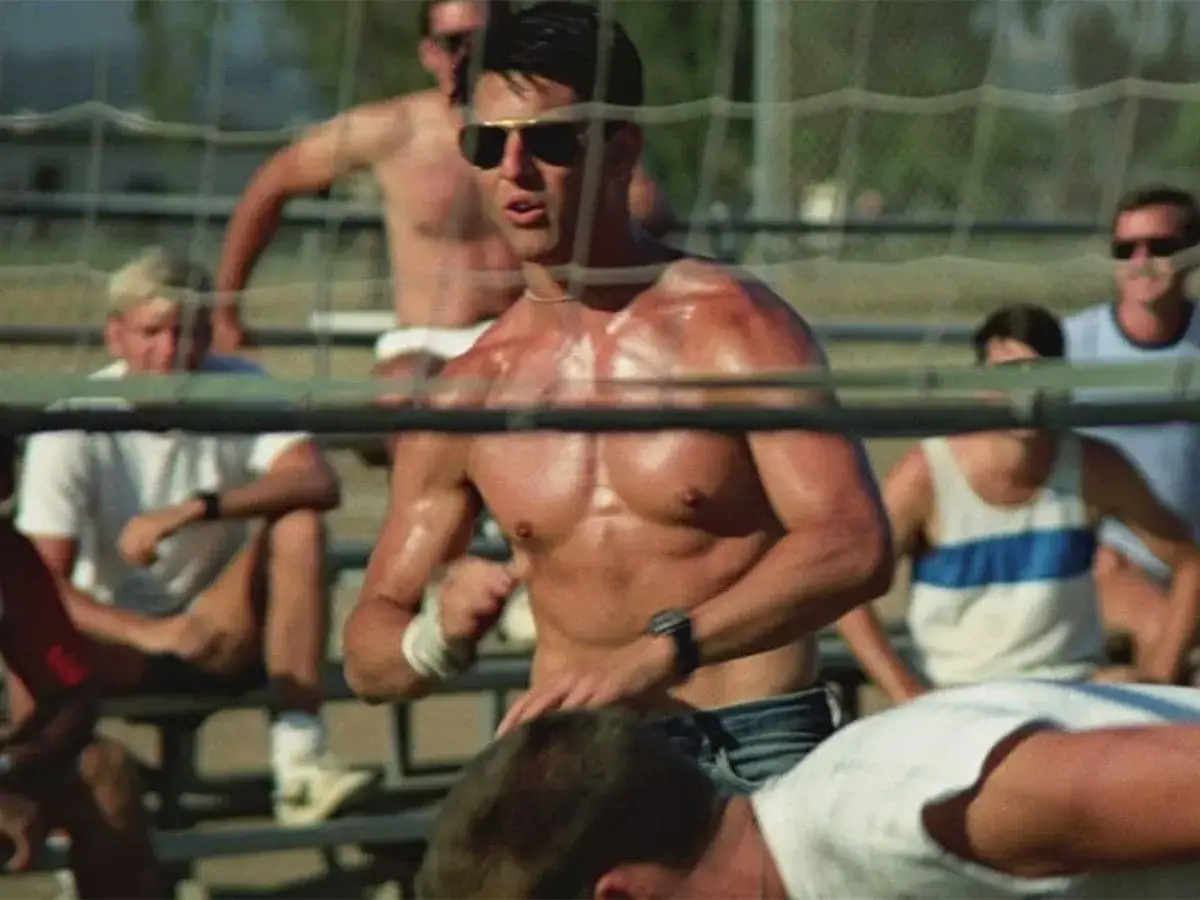 Tom Cruise w okularach przeciwsłonecznych, spocony, ćwiczy. W tle inni mężczyźni. Ciekawe, ile lat ma Tom Cruise?