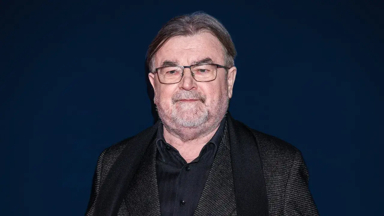 Edward Miszczak, znany z telewizji, prezentuje się na zdjęciu. Jego wzrost jest typowy dla mężczyzny w jego wieku.