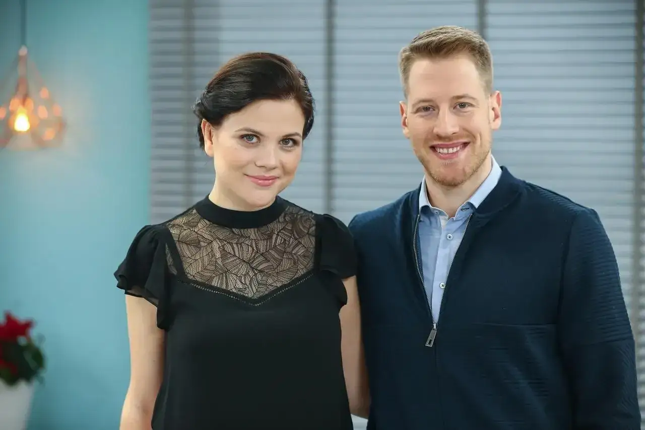 Patrycja Stockinger TTV z uśmiechem pozuje obok mężczyzny w niebieskiej kurtce.
