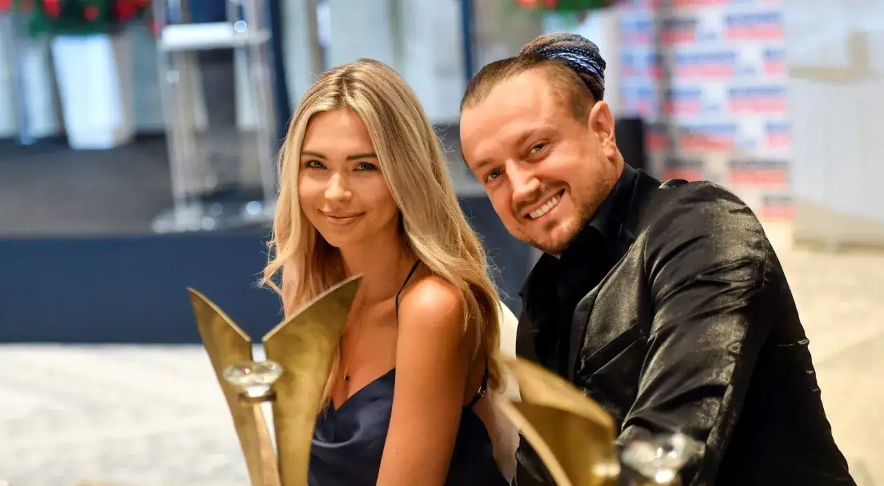 Uśmiechnięci baron i kubicka pozują z nagrodami.