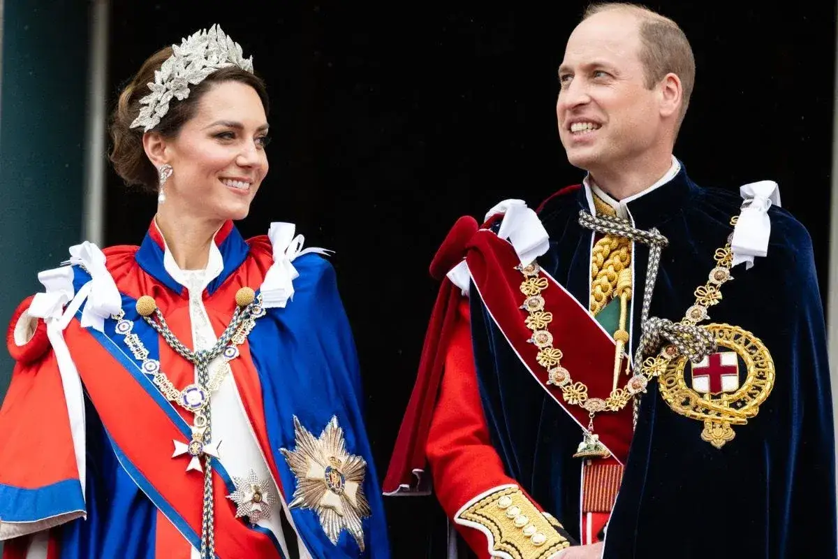 Księżna Kate i William w królewskich szatach, najnowsze wiadomości z dworu.