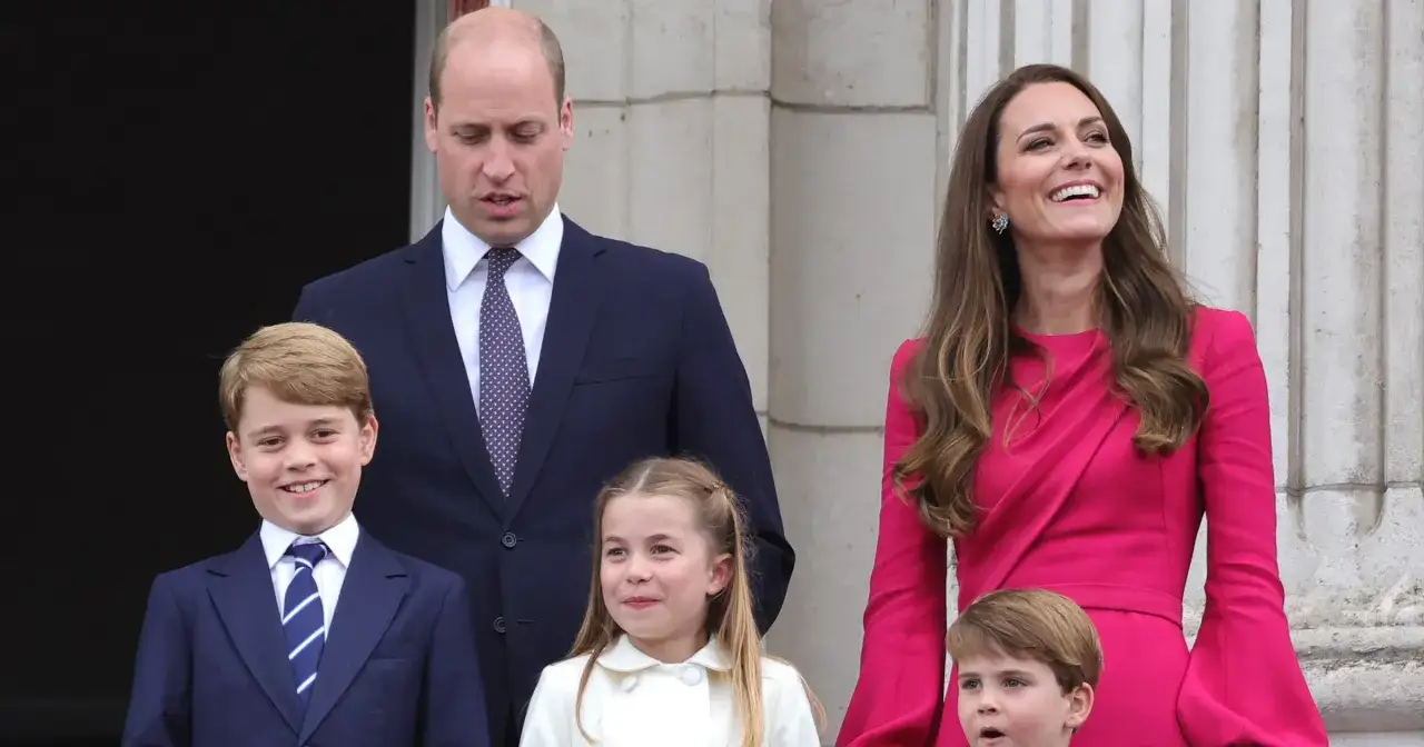 Księżna Kate i William z dziećmi na balkonie. Najnowsze wiadomości o rodzinie królewskiej.