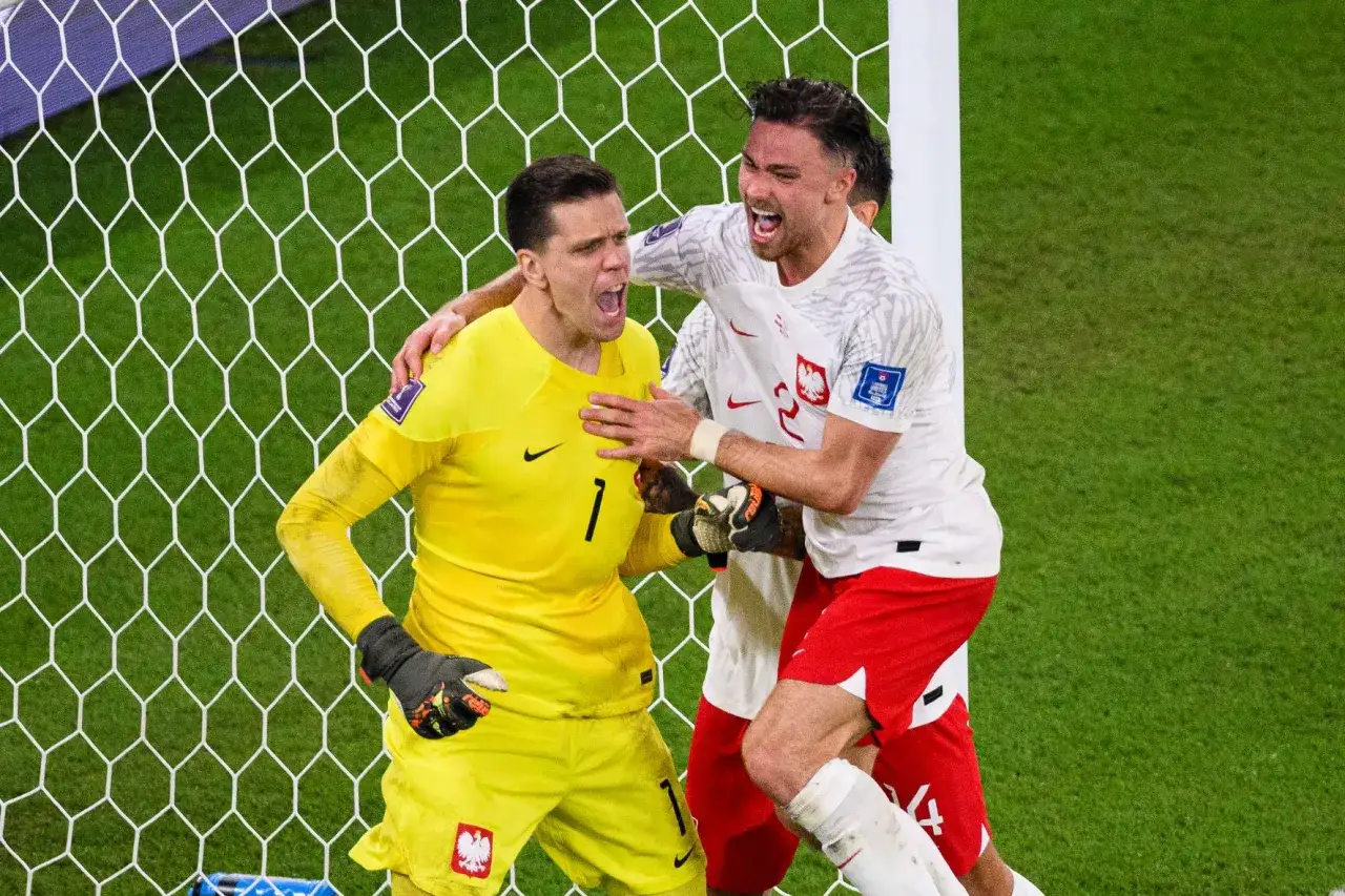 Piłkarze świętują przy siatce. Bramkarz w żółtym stroju, obok niego kolega w białej koszulce. Ile lat ma Szczęsny?