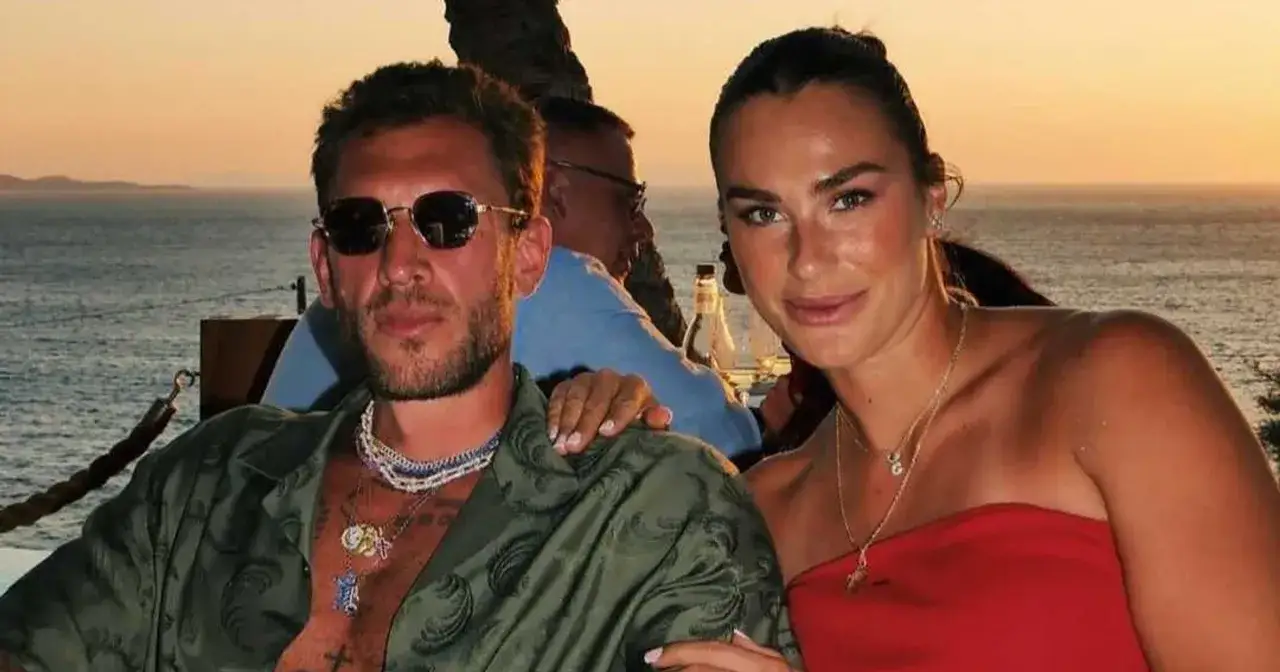 Aryna Sabalenka z partnerem cieszą się zachodem słońca nad morzem.