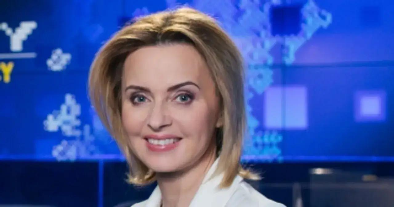 Uśmiechnięta Jolanta Pieńkowska w białej marynarce. Jej twarz jest wypoczęta, a oczy błyszczą. Spekulacje o jolanta pieńkowska operacje plastyczne nie mają odzwierciedlenia w jej naturalnym wyglądzie.