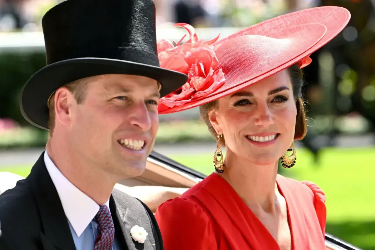 Księżna Kate i William w stylowych nakryciach głowy, uśmiechnięci. Najnowsze wiadomości o parze.