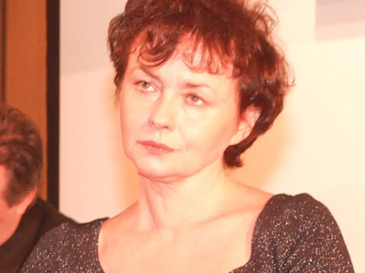 Joanna Szczepkowska, znana aktorka, w eleganckiej sukni. Jej mąż, Andrzej Kopiczyński, był również cenionym aktorem.