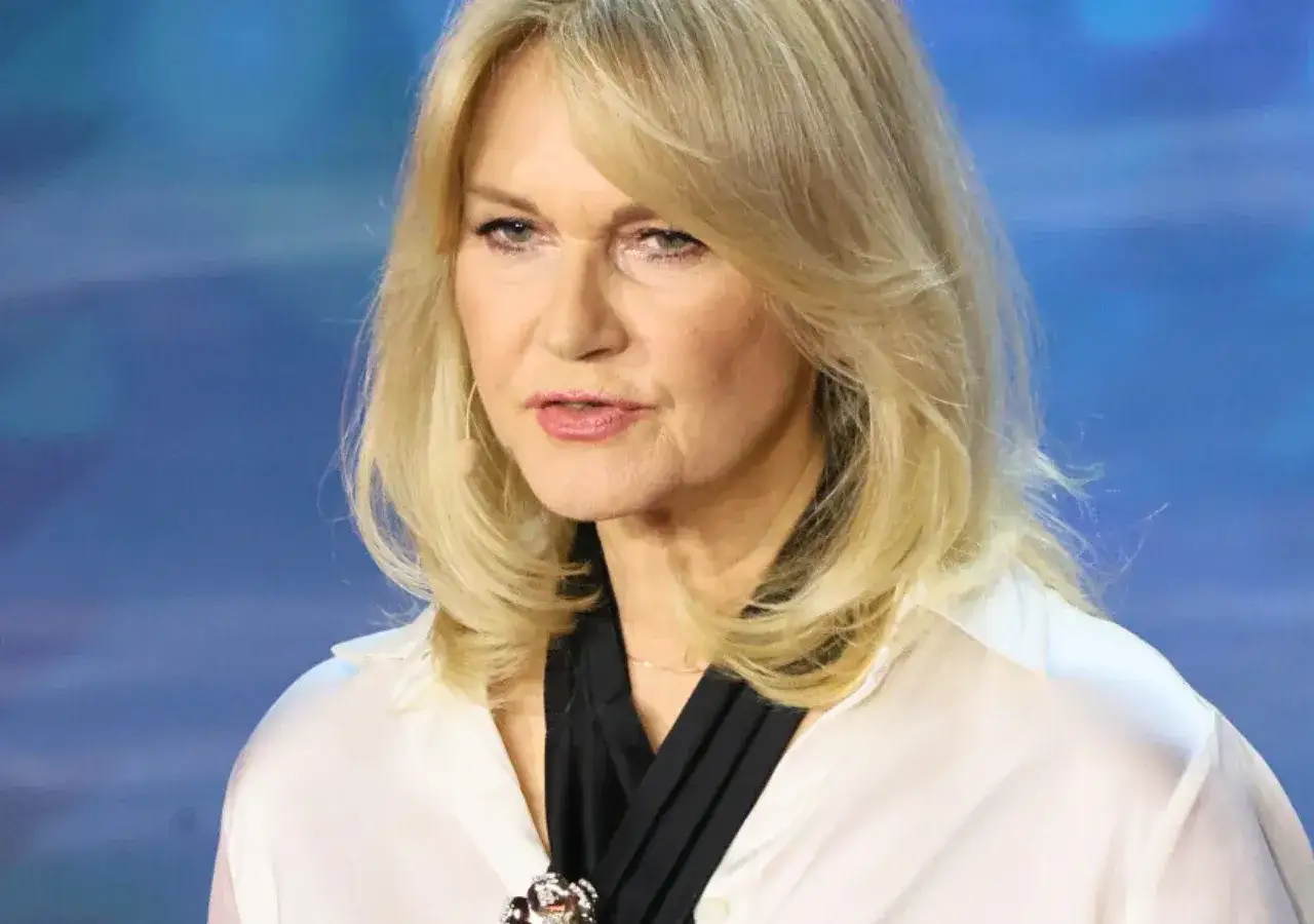 Grażyna Torbicka, elegancka prezenterka, w białej koszuli i z czarną apaszką. Ile lat ma Grażyna Torbicka?