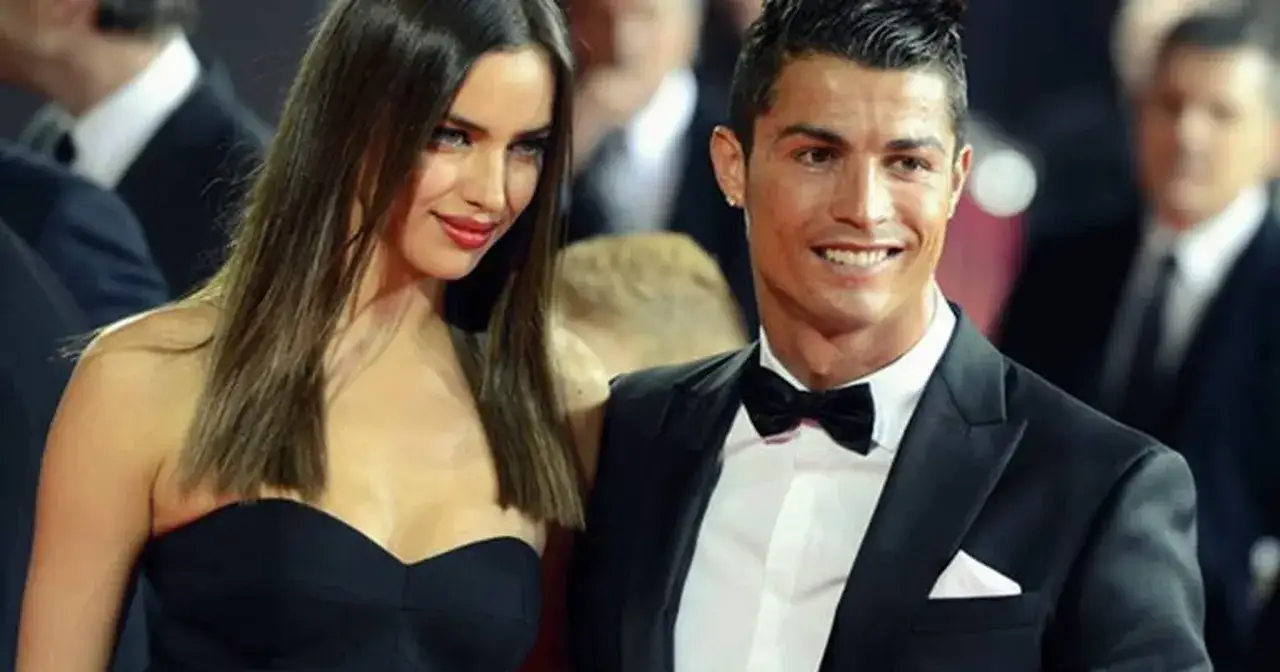 Irina Shayk i Cristiano Ronaldo w eleganckich strojach na czerwonym dywanie.