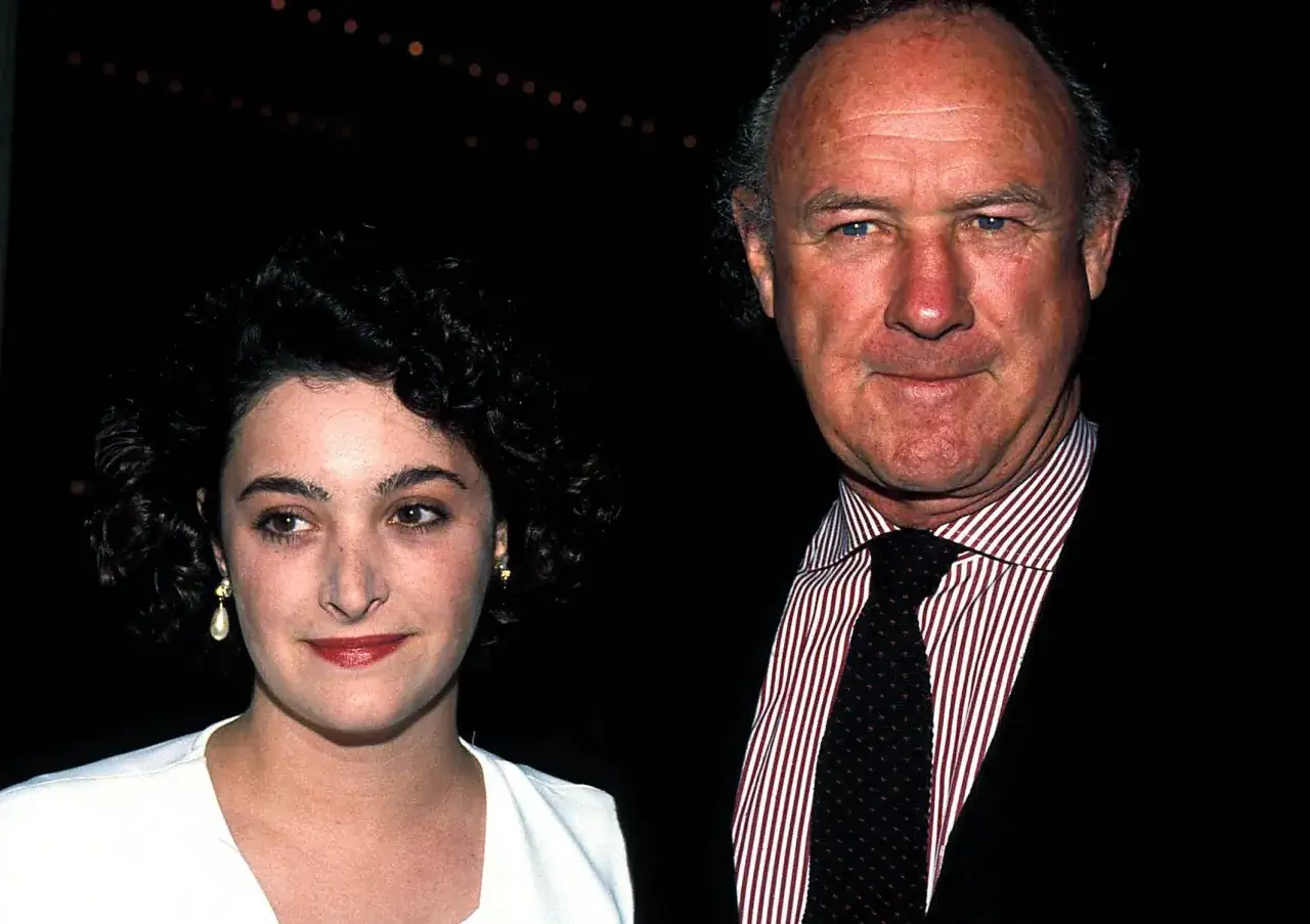 Gene Hackman z córką. Młoda kobieta z kręconymi włosami i elegancki mężczyzna w paski.