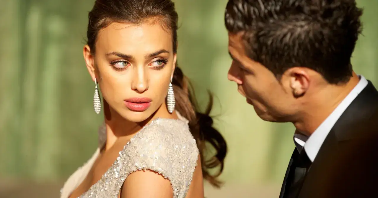 Irina Shayk w błyszczącej sukni i Cristiano Ronaldo w garniturze.