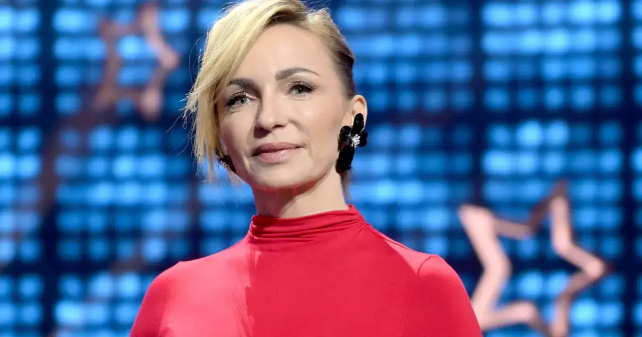 Ania Wyszkoni w czerwonej sukience, z blond włosami i wyrazistymi kolczykami. Ile lat ma Ania Wyszkoni?