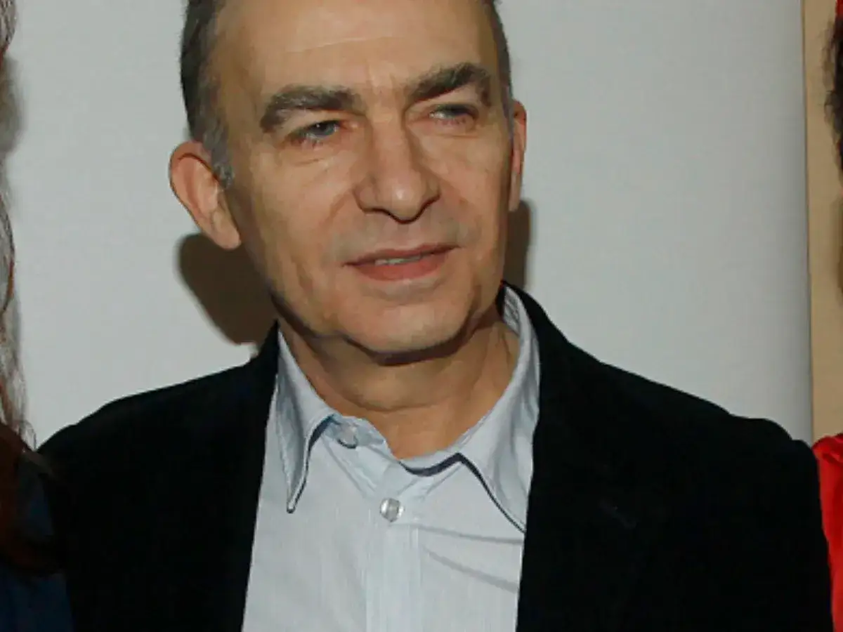 Portret mężczyzny w czarnej marynarce i jasnej koszuli. Wiele osób wspomina, że Seweryn Krajewski nie żyje, ale to zdjęcie jest z 2007 roku.