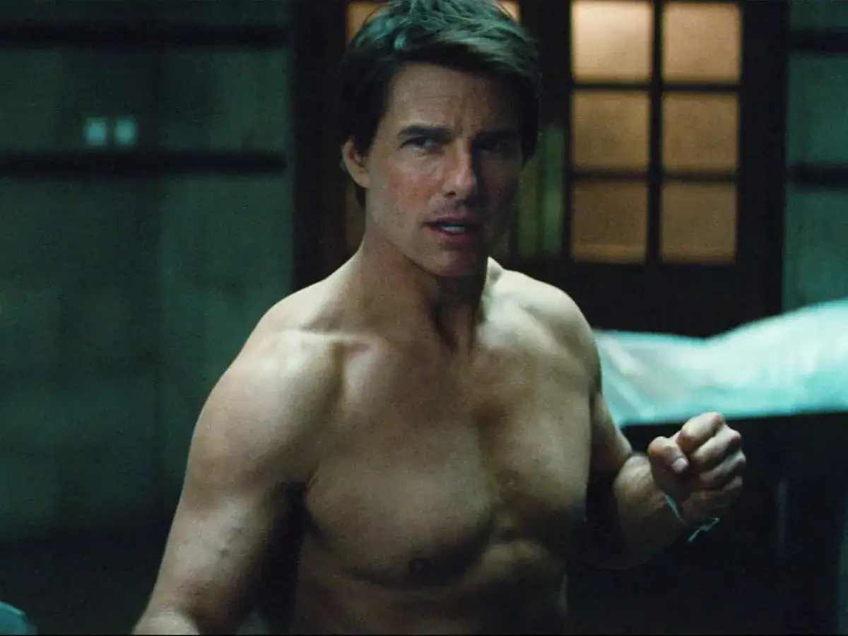 Tom Cruise w świetnej formie, mimo że ma już swoje lata. Wciąż wygląda jakby miał 30 lat, a jego mięśnie są imponujące.