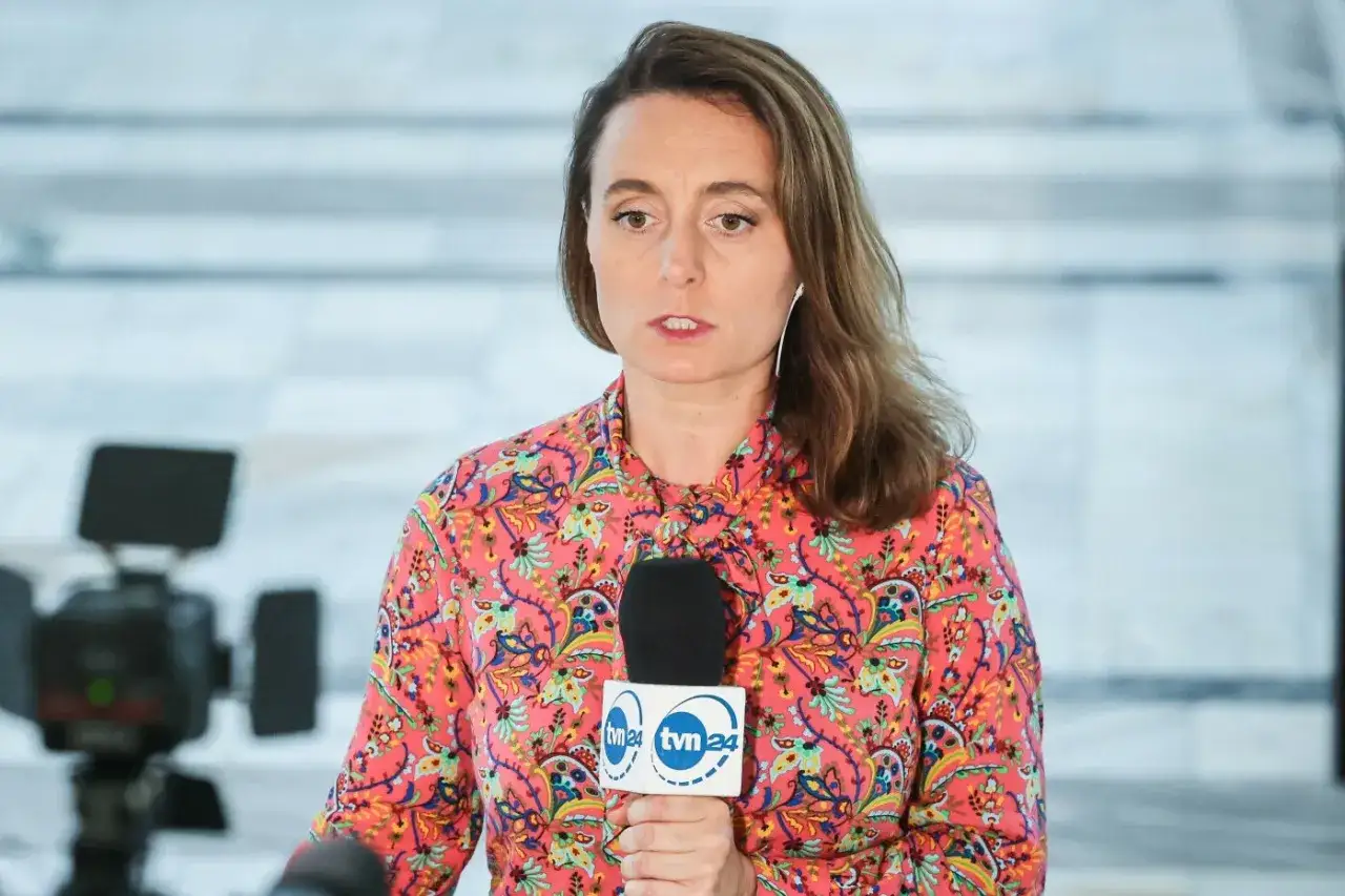 Prezenterka TVN z mikrofonem. Wiele osób szuka prezenterki TVN nazwiska, a ta kobieta z pewnością jest jedną z nich.
