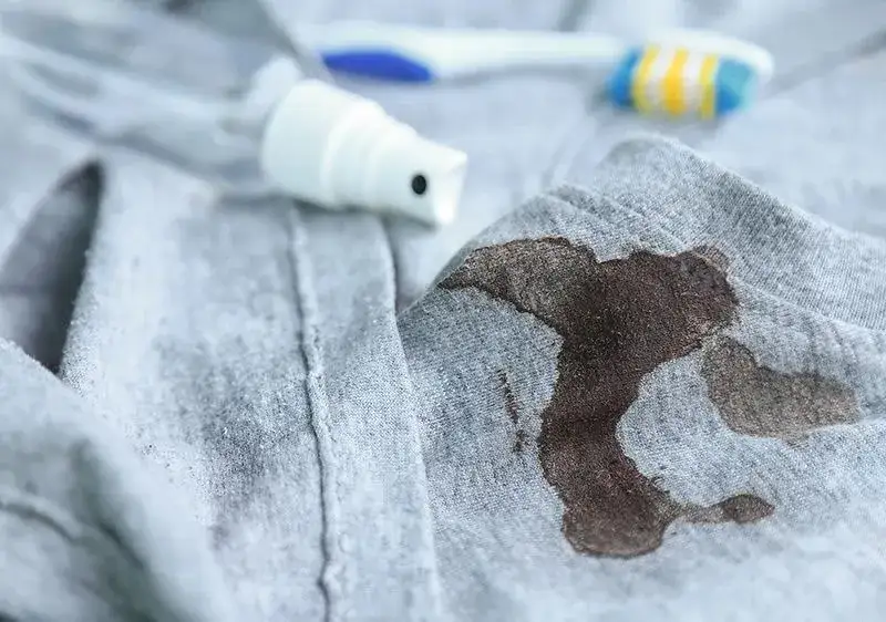 Zdjęcie Jak usunąć plamy z wymiocin z ubrań - skuteczne metody i porady