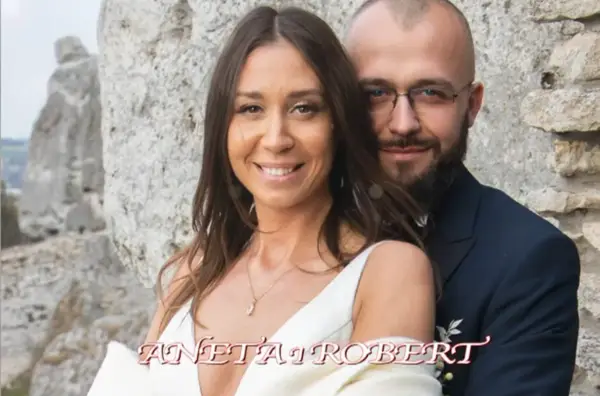 Aneta i Robert, para ze "Ślub od pierwszego wejrzenia", uśmiechają się do kamery na tle skał.