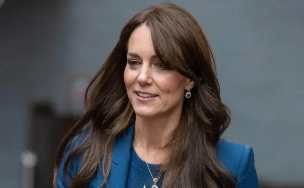 Księżna Kate w niebieskim żakiecie, z błyszczącymi kolczykami i naszyjnikiem. Wszyscy zastanawiają się, co się dzieje z księżną Kate.